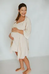 Camisón maternal corto color beige con breteles finos regulables y escote en V con puntilla.