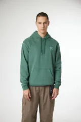 Hoodie de color verde musgo con efecto lavado, corte holgado, capucha con cordones y bolsillo canguro frontal. Presenta un pequeño logo en forma de 'X' en el pecho.