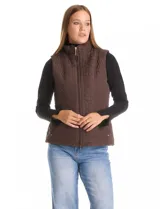 Chaleco capitoneado color marrón, con cuello alto, cierre frontal completo y bolsillos laterales. Presenta un diseño acolchado con forro interior suave.