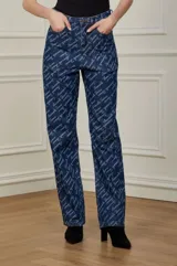 Pantalón de jean azul con estampado de letras en color blanco.