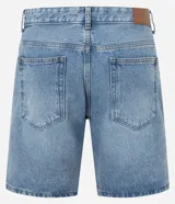 Bermuda masculina de jeans, color celeste claro lavado, de corte recto, con cierre tradicional y bolsillos.