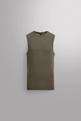Camiseta sin mangas de Zara Athleticz, diseñada como primera capa térmica. Presenta un tejido técnico con textura de microperforaciones, cuello redondo y ajuste al cuerpo.