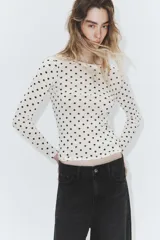 Jeans de tiro medio con corte cropped y diseño de costuras torcidas. Presenta trabillas en la cintura, cinco bolsillos clásicos y cierre frontal con cremallera y botón metálico.