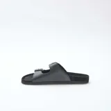 Sandalias negras de doble tira con hebillas metálicas ajustables y suela anatómica.
