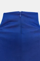 Vestido largo color azul, confeccionado en tejido elástico, con cuello alto, manga muy corta y detalle de lazada en la cintura. Cuenta con abertura en la espalda.