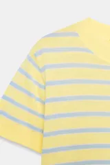 Jersey de punto fino con diseño a rayas horizontales celestes sobre fondo amarillo, con cuello redondo y manga corta.