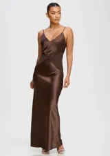 Vestido largo de satén color marrón, con escote en V y tirantes finos. Presenta inserciones de malla (mesh) en la zona de la cintura que crean un efecto de contraste y transparencia, con una caída fluida y elegante.