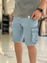 Bermuda de jean estilo cargo con bolsillos laterales con solapa y corte oversize.
