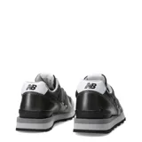 Championes urbanos New Balance modelo 996, color gris metalizado con detalles en blanco y negro. Presentan el logo N característico en los laterales, cordones grises y suela de goma con entresuela acolchada.