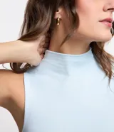 Musculosa de viscosa color celeste, con cuello alto y textura acanalada de corte al cuerpo.