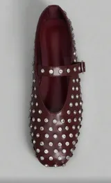 Balerinas color borgoña con apliques de strass plateados, tira sobre el empeine con hebilla plateada y punta redondeada.