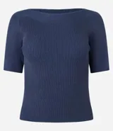 Blusa de punto acanalado en color verde oscuro, con escote bote y mangas cortas. Presenta un diseño ajustado al cuerpo y tejido de textura uniforme.