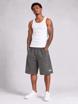 Bermuda baggy de algodón con efecto lavado, corte oversize, bolsillos laterales y cintura elástica con cordón ajustable. Presenta un pequeño logo estampado en la pierna izquierda.