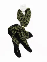 Pañuelo cuadrado de tela ligera con estampado animal print en tonos verde oliva y negro, con borde negro liso y argolla metálica dorada decorativa.