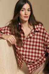 Camisa de corte relajado con estampado de cuadros en tonos bordó y beige, confeccionada en tejido suave. Presenta cuello clásico, cierre frontal con botones y mangas largas.