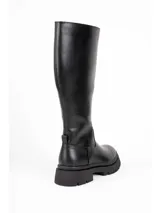 Bota alta de cuero sintético negro, con suela track gruesa y tacón bajo cuadrado.