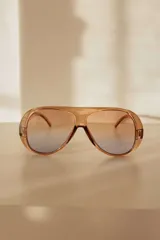 Lentes de sol con marco envolvente de estilo deportivo y moderno, con cristales oscuros y protección UV400.
