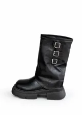 Botas negras de caña media con suela track y tres hebillas decorativas.