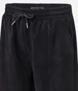 Bermuda masculina color negro, modelo baggy, confeccionada en algodón con cintura elástica ajustable mediante cordón. Presenta bolsillos y detalles de recortes.