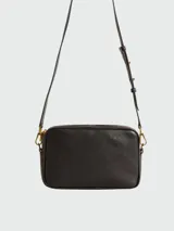 Bandolera Golden Goose modelo Star Bag, color marfil con aplique de estrella en el frente y correa ajustable.