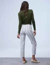 Pantalón largo de gabardina elastizada a rayas verticales blancas y grises, marca Zac & Rachel.