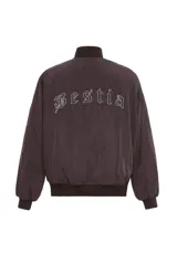 Campera bomber color marrón oscuro con cuello alto, puños y ruedo acanalados. Estampado en la espalda con la palabra "Bestia" en letras góticas.