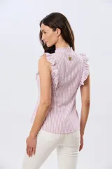 Musculosa de lino rayada con cuello mao y volados en los hombros. Presenta diseño de rayas verticales y aplique de etiqueta con logo en la parte posterior.