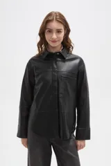 Sobrecamisa de cuero sintético color negro, con cuello clásico, cierre frontal oculto, bolsillo en el pecho y mangas largas con puños rectos.