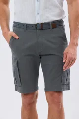 Bermuda cargo color azul marino, de gabardina con bolsillos laterales con solapa en las piernas y presillas para cinturón. Incluye cinturón de lona trenzada oscura con detalles en cuero sintético y hebilla metálica.