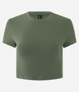 Blusa femenina de corte cropped, color verde oliva, con cuello redondo y mangas cortas. Confeccionada en algodón con elastano, ofrece un ajuste cómodo y versátil.