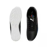 Championes Puma modelo BMW Motorsport Neo Cat 2.0, de diseño aerodinámico en color negro con detalles gráficos en rojo y azul. Presenta cierre de cordones y suela blanca de perfil bajo.