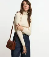 Suéter de punto color borgoña, con cuello alto estructurado y mangas largas.