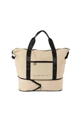 Bolso de nylon color beige, tipo shopper, con asas de mano y tiras negras. Cuenta con compartimento inferior con cierre y un llavero colgante desmontable.