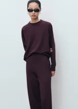 Pantalón de corte recto y pernera ancha, color bordó, con cintura elástica y bolsillos laterales.