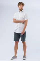 Bermuda clásica de gabardina color beige, con bolsillos traseros ojal con botón y etiqueta de la marca Legacy.
