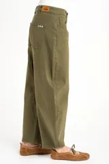Jean de tiro bajo con fitting baggy y diseño tipo barrel, de color verde militar, con bolsillos delanteros y traseros y cierre de botón y cremallera.