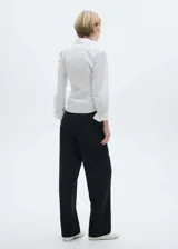 Pantalon de vestir de corte recto y tiro medio, con detalle de pinzas en la parte frontal, bolsillos laterales y bolsillos de ribete en la parte posterior. Cuenta con cierre oculto de botón, gancho y cremallera.