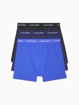 Pack de tres calzoncillos tipo boxer brief de algodón elástico, con cintura elástica distintiva de la marca. Incluye colores negro, azul marino y azul eléctrico.