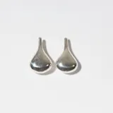 Aros colgantes plateados con forma de lágrima.