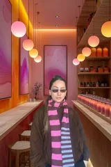 Bufanda tejida a rayas horizontales en tonos marrón, beige y rojo.