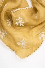 Bandana marrón con delicados bordados blancos y bordes con terminación de encaje.