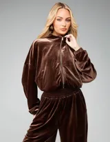 Conjunto de dos piezas de terciopelo color chocolate, compuesto por una campera oversized con cierre frontal y un pantalón wide leg de tiro alto con cintura elastizada.