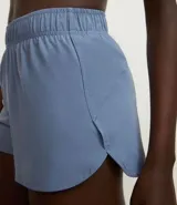 Bermuda deportiva modelo runner de corte holgado, con cintura elástica, bajo redondeado y bolsillo funcional trasero. Confeccionada en tejido de poliéster con elastano.