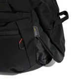 Bolso deportivo híbrido Adidas Audi Revolut F1 Team negro, fabricado en tejido CORDURA® resistente al desgaste. Cuenta con un compartimento principal amplio, bolsillos exteriores con cierre y correas de transporte ajustables.