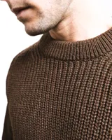 Sweater marrón de lana Corriedale sin teñir, con cuello redondo y corte holgado.