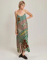 Vestido camisola largo de viscosa, color mostaza, con tirantes finos y estampado temático western en tonos marrón. Presenta un borde inferior con texto.