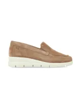Slip-on de cuero gamuza color camel, con suela elevada de goma blanca y elásticos laterales.