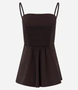 Top marrón oscuro con escote recto y breteles finos. Presenta un efecto drapeado en el torso y un peplum con volados en el bajo.