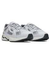 Championes Under Armour modelo UA Sola de color gris, con parte superior de malla ligera, superposiciones impresas en 3D, detalles reflectantes y entresuela de EVA acolchada con suela exterior de goma.
