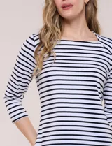 Remera semi entallada de algodón con elastano, con estampado de rayas horizontales blancas y rosadas, escote bote y mangas tres cuartos de corte raglán.